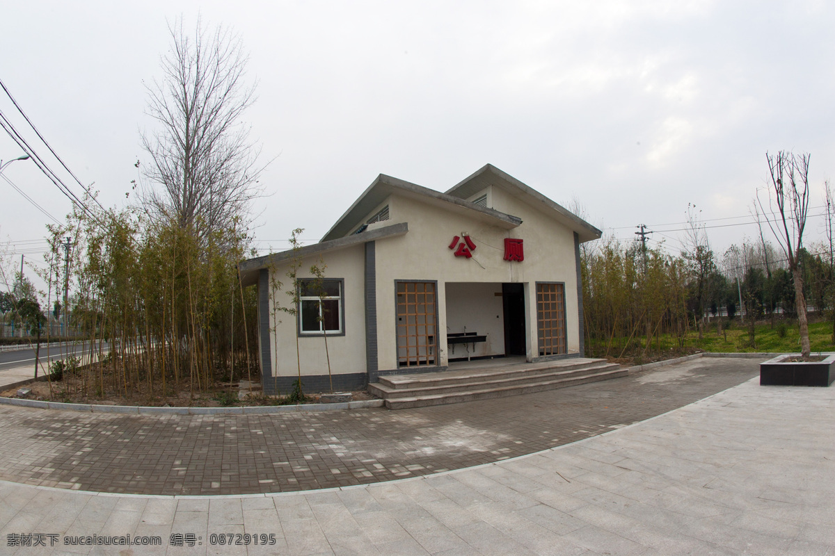 干净 卫生 水冲式 公厕 广场 竹子 草地 绿树 公路 新农村建设 城市 基础设施 完善 中心镇建设 环境建设 城镇现代化 建筑摄影 建筑园林