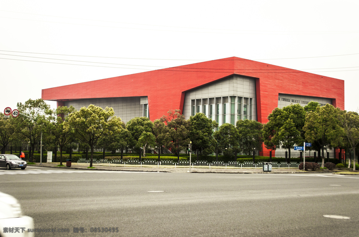 红色建筑 路标 路灯 绿树 马路 汽车 上海 上海浦东 干部 学院 沪南路前程路 沪南路 前程路 天空 指示牌 越野车 树枝 上海风光 psd源文件