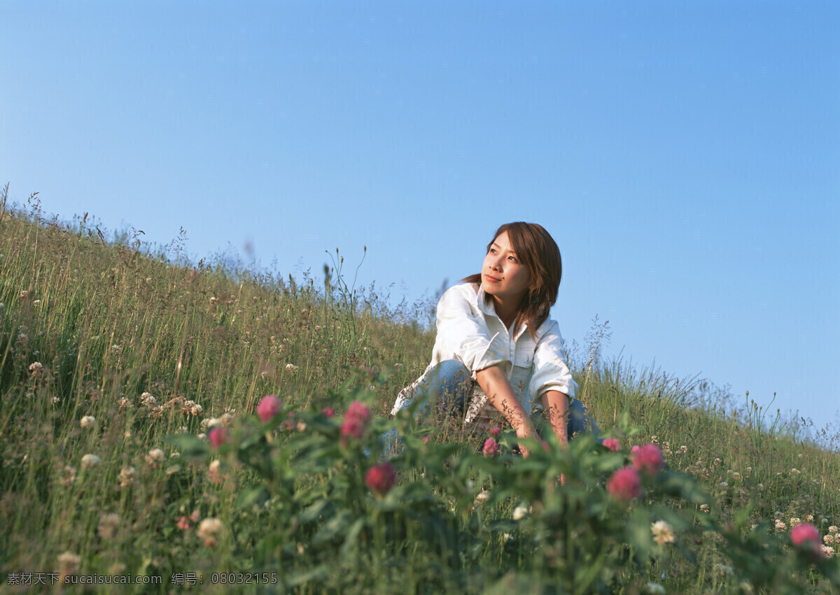 蹲 草地 上 美女图片 假日 休闲 干净 明媚 户外 旅行 人物 女性 美女 唯美 野花 蹲着 人物图片
