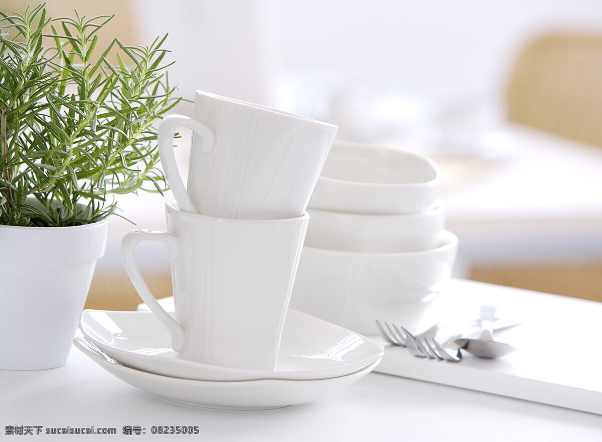 两个 垒 起来 白色 瓷杯 白色咖啡杯 陶瓷 骨瓷 陶瓷杯 骨瓷杯 茶杯 马克杯 咖啡杯 饮料酒水 餐饮美食 餐具厨具