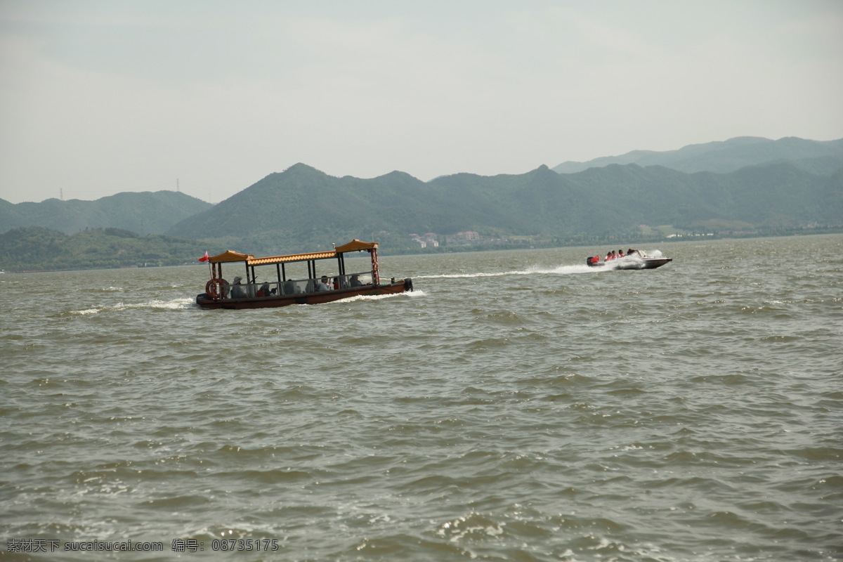 东钱湖 游船 快艇 东钱湖风光 湖滨湖泊 湖面 湖心 一线湖景 湖心小岛 西子风范 太湖气魄 山水风光 山峦远山 青山绿水 帆船 湖畔 湖景 水面 波浪 宁波风光 鄞州景点 古建筑 远山 宁波 旅游摄影 国内旅游