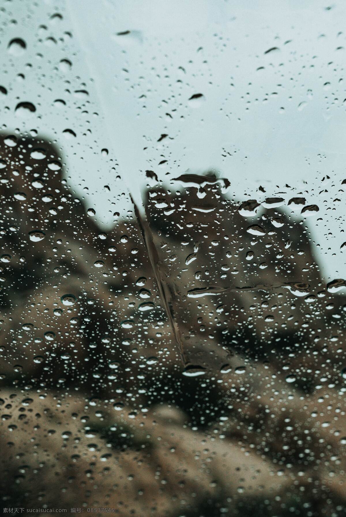 雨珠 洒 玻璃 上 雨珠背景 雨珠洒在玻璃 玻璃背景 灰色背景 黑色背景 暗色背景 水珠背景 雨景 雨天 雨点 水珠 车窗 玻璃窗 雨水玻璃 水滴雨滴 玻璃雨雾 雨点玻璃 玻璃窗外 玻璃上的水滴 玻璃上的水珠 玻璃上的雨珠 背景底纹