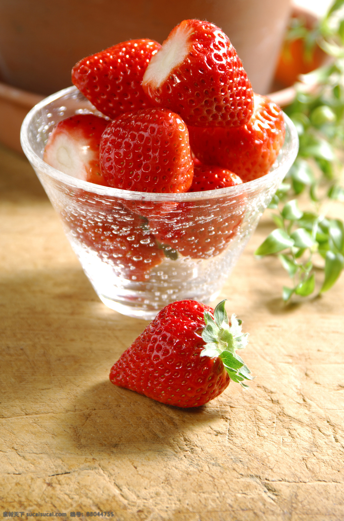 水果免费下载 玻璃杯 草莓 高清 红色 水果 诱人 风景 生活 旅游餐饮
