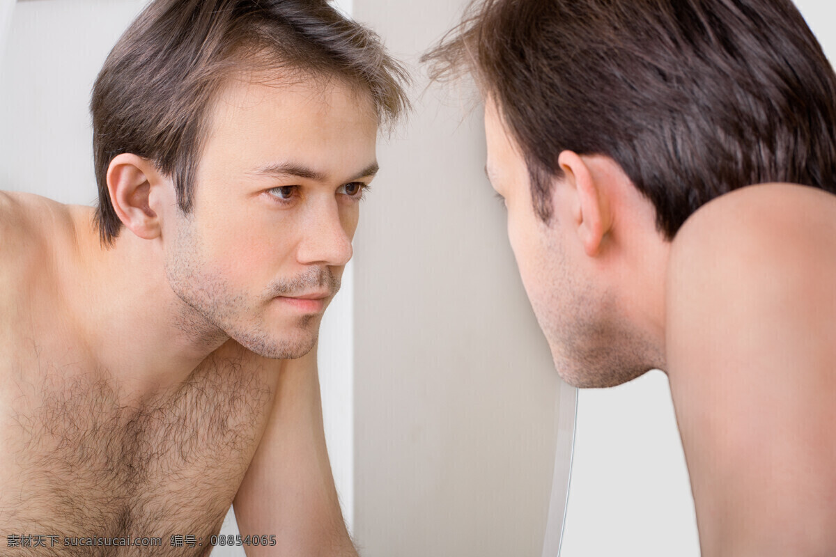照镜子 外国 男人 外国男人 镜子 胸毛 生活人物 人物图片