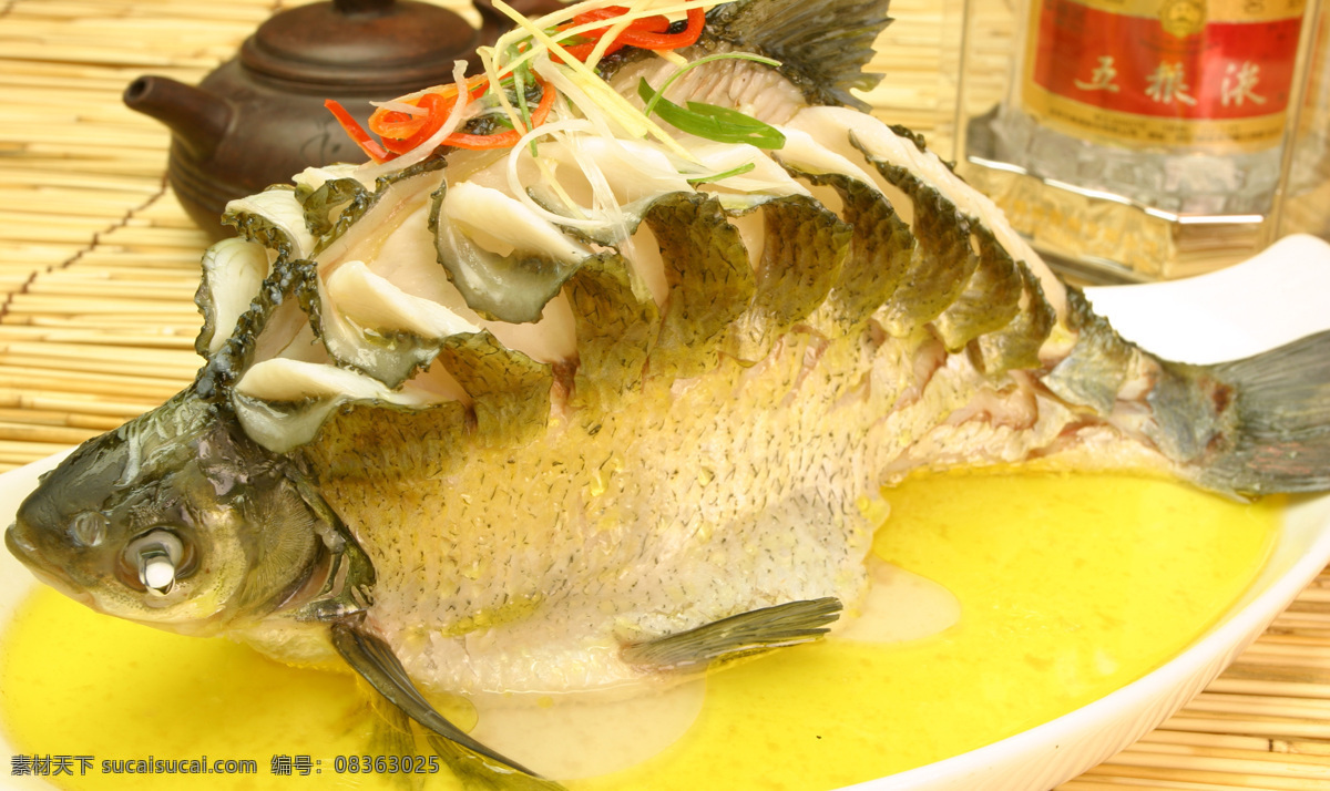 清蒸武昌鱼 传统美食 湖北菜 蒸菜 武昌鱼 清蒸 黄汤 花刀 鱼盘 餐饮美食 黄色