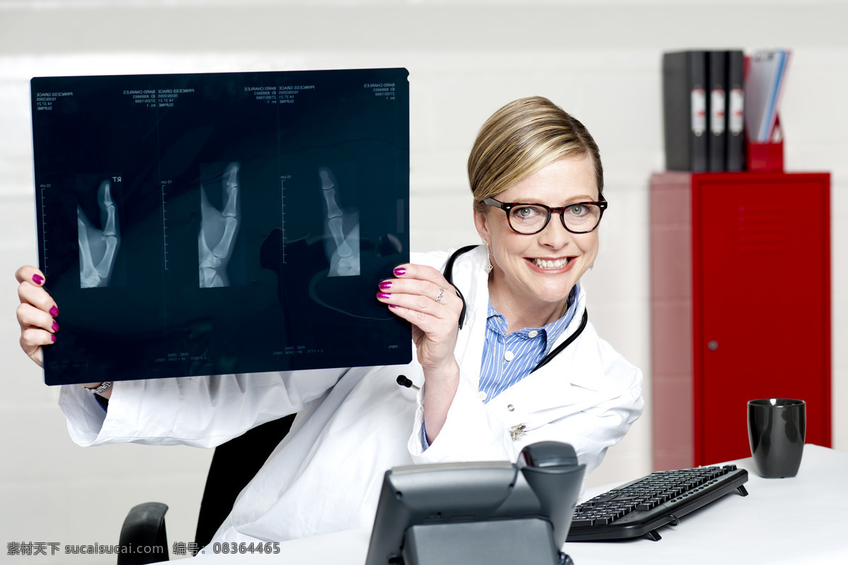 x 光 片 女 医 拿着 x光片 女医生 桌子 电话 健康 生活人物 人物图片
