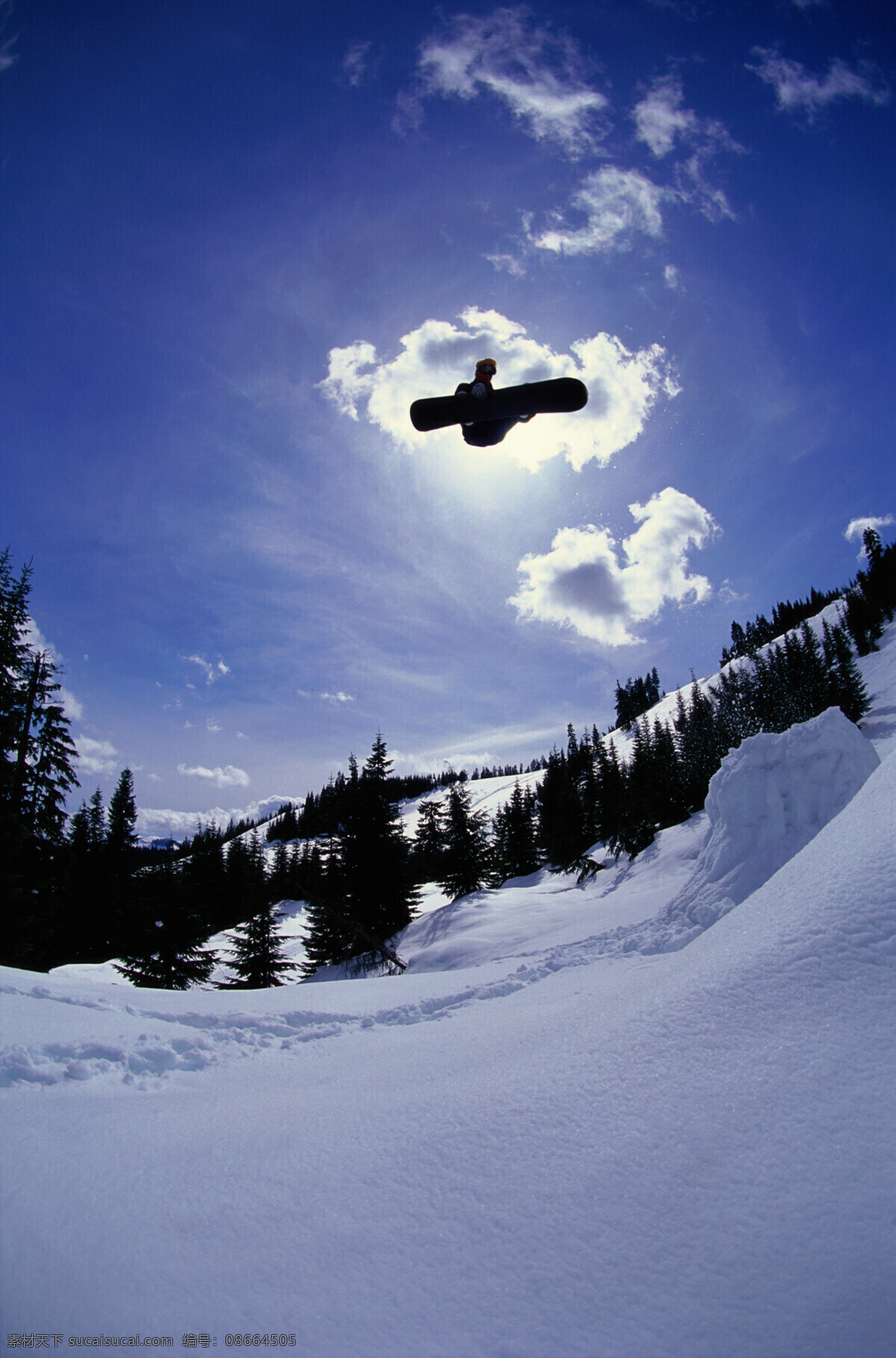 腾飞起来的人 美丽 自然 雪地 冬季 运动 人物 滑雪 飞越 飞起 跳跃 腾空 雪花 极限运动 体育运动 生活百科 蓝色