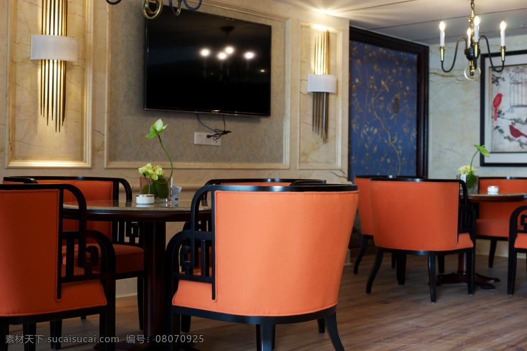 餐厅 个性吊灯 木地板 圆形餐桌 桌椅 简约 壁灯 工装 效果图