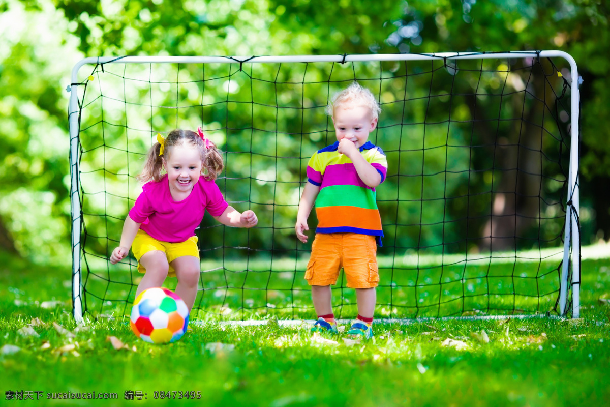 公园 踢球 小朋友 高清 人物 儿童 小女孩 可爱 笑容