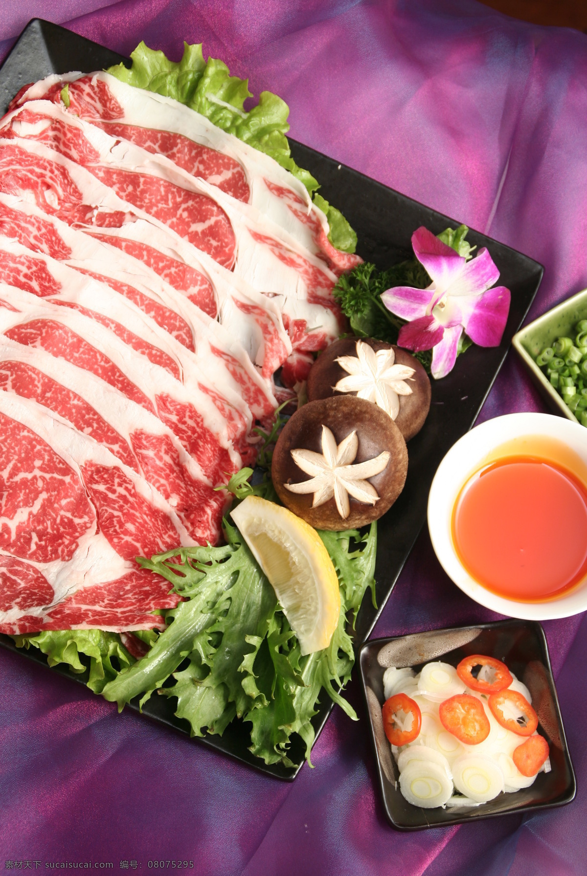 牛肉免费下载 餐饮美食 餐饮素材 火锅 辣椒 柠檬 牛肉 肉 涮锅 食材 生肉 小葱 酸菜 香菇 食物原料 psd源文件