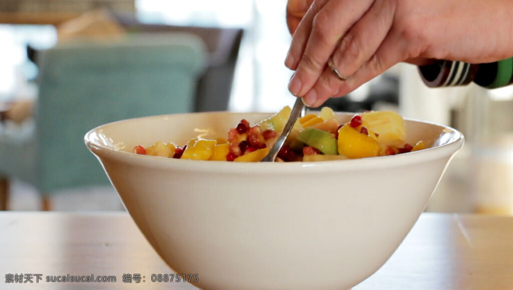 勺子 搅拌 水果 沙拉 动态 实拍 视频 用勺子 美食 早餐