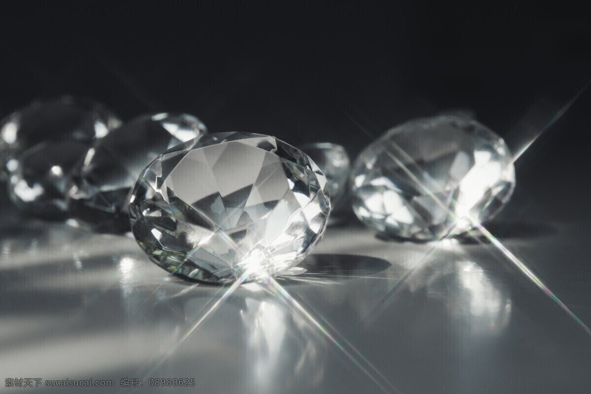 闪闪 发光 钻石 珠宝 奢侈品 流光异彩 散落 珠宝服饰 生活百科