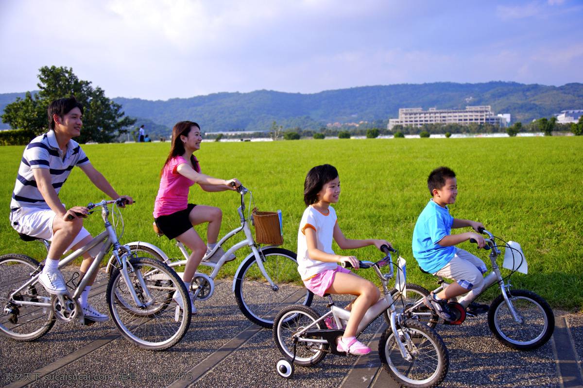 全家踏青 骑自行车 一家人 儿童 草坪 蓝天 郊游 踏青 户外活动 骑车 人物 人物摄影 人物图库