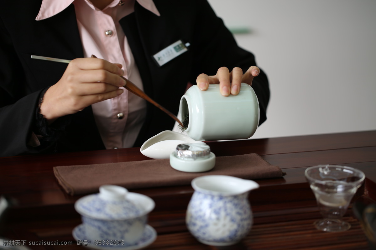茶道 茶叶 倒茶叶 茶艺师 绿茶 饮料酒水 餐饮美食
