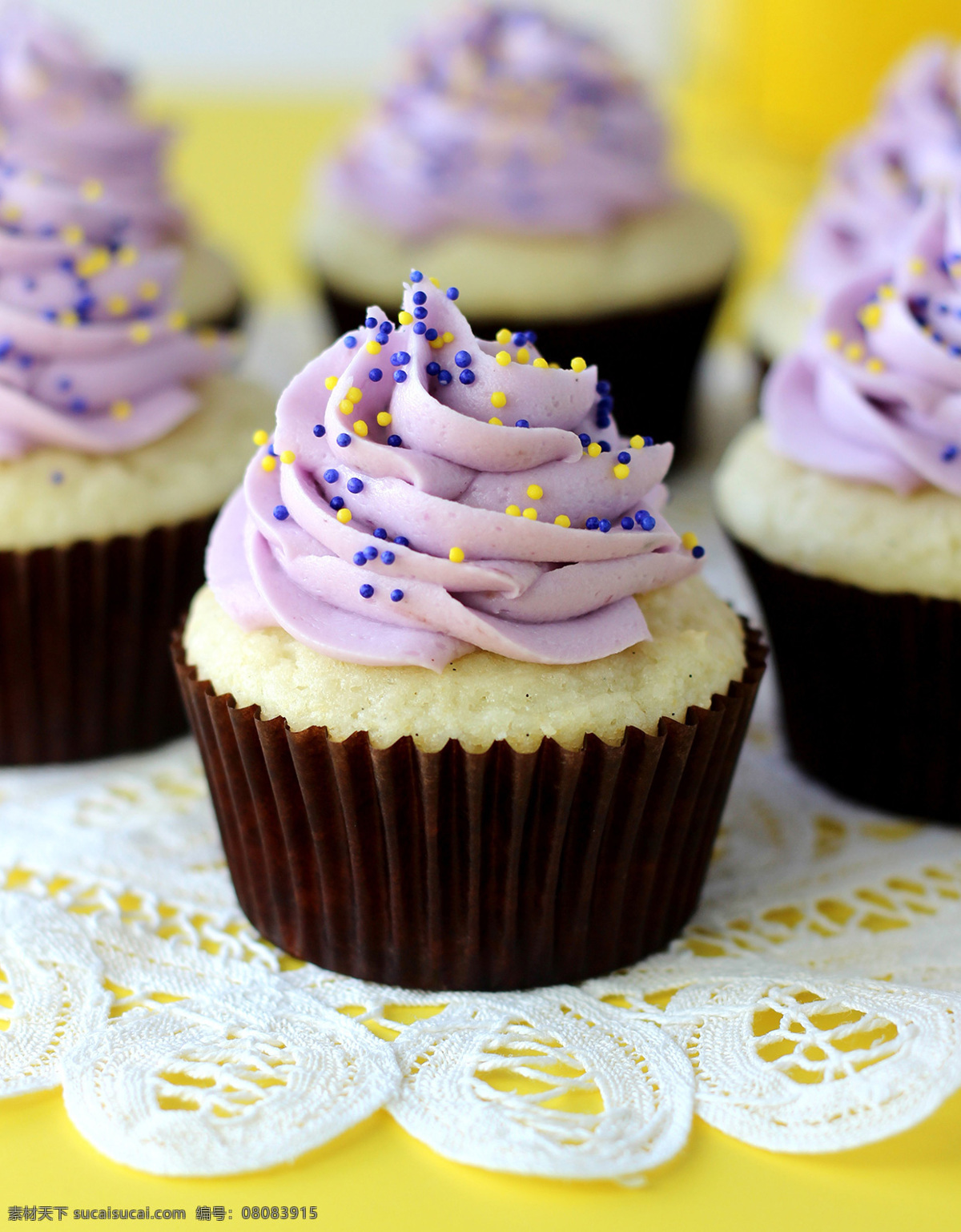 紫色 纸杯 蛋糕 紫色纸杯蛋糕 纸杯蛋糕 食物 餐厅美食 甜品 甜点 生日蛋糕图片 餐饮美食