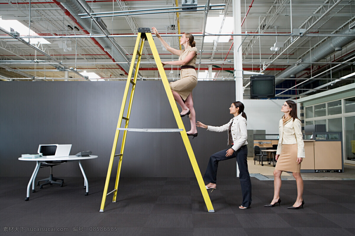 爬 楼梯 职业女性 爬楼梯 女人 办公室 外国女人 职业人物 商务人士 商务女人 人物图片