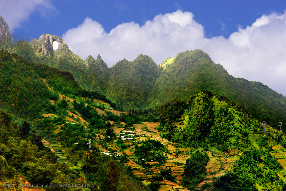 云南风景 风光 大山 白云 村庄 自然景观 自然风景 摄影图库