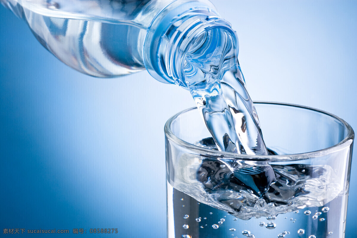 倒水 喝水 纯净水 矿泉水 瓶装水 饮用水 生命之水 饮水 水 饮料酒水 餐饮美食