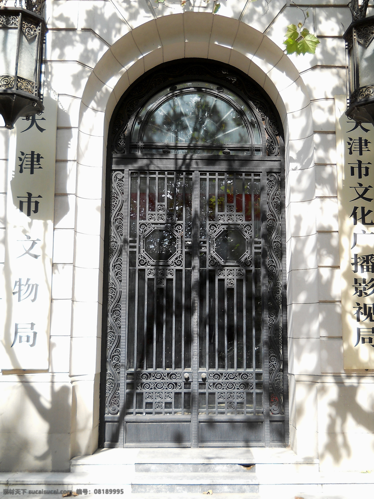 建筑摄影 建筑园林 建筑装饰 入口 欧式 大门 欧式入口大门 百年建筑 西洋建筑 古典主义 建筑艺术 石材装饰 铁艺装饰 装饰灯具 拱形门窗 天津 历史风貌 建筑 家居装饰素材