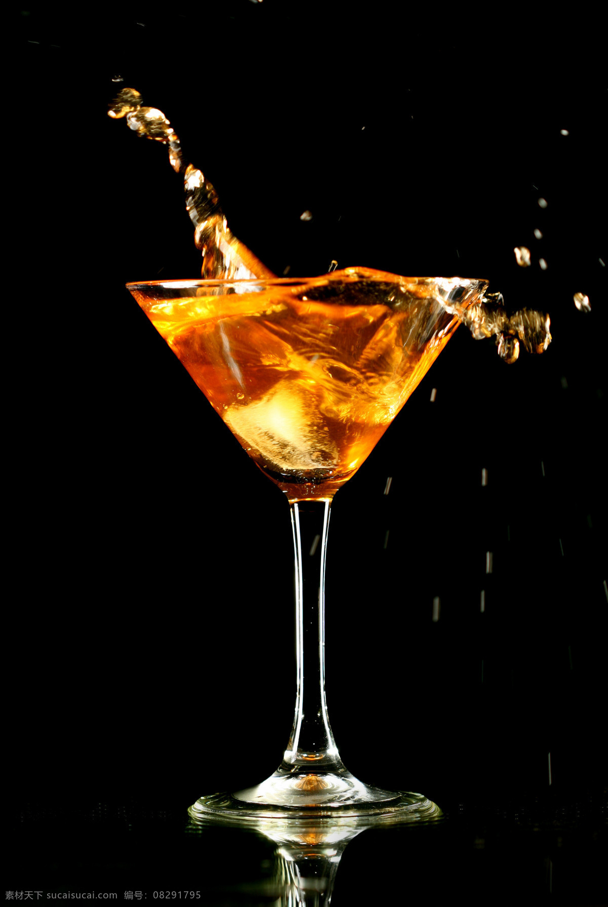 橙黄 马提尼 酒 图 马提尼酒 鸡尾酒 酒杯 酒类 摄影图 橙黄色酒 调酒 酒类图片 餐饮美食