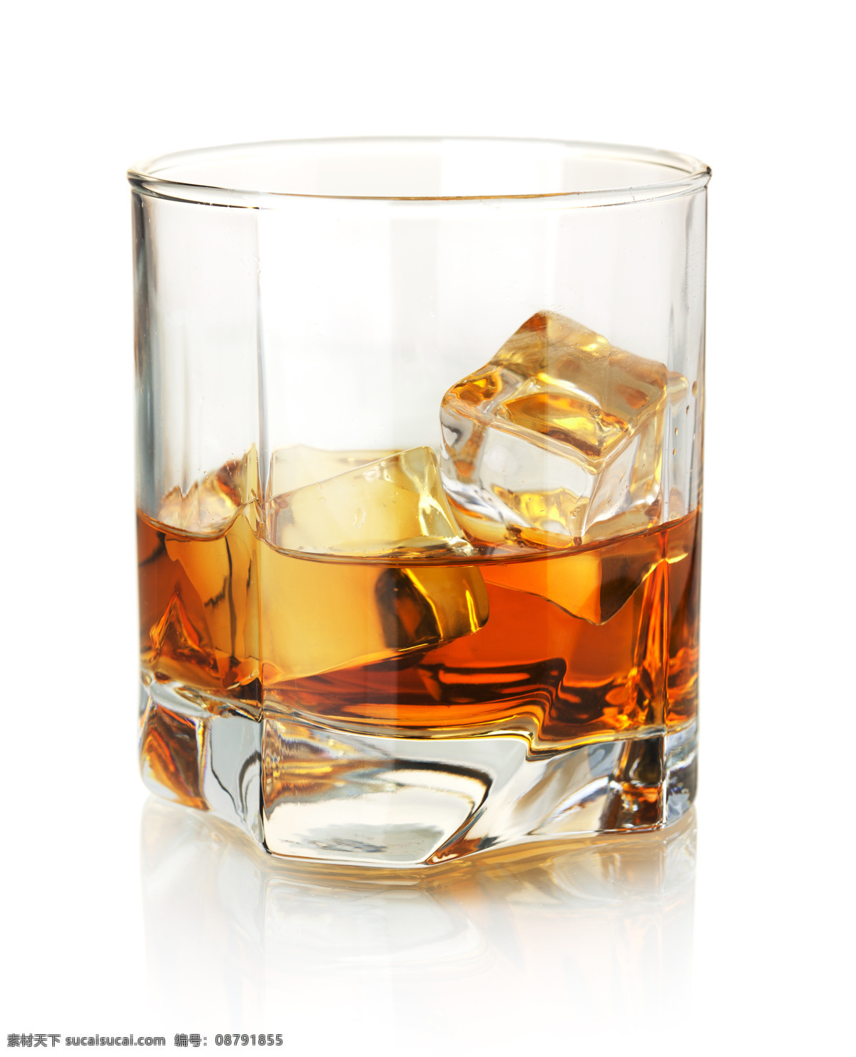放 冰块 洋酒 加冰洋酒 威士忌 高档洋酒 美酒 酒水饮料 玻璃酒杯 杯子 酒类图片 餐饮美食