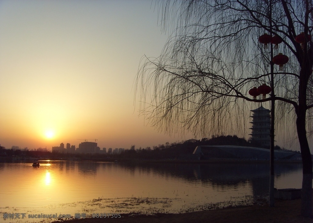 西安 世博园 一角 落日 古塔 树 灯笼 夕阳 水 湖 远山 自然景观 风景名胜