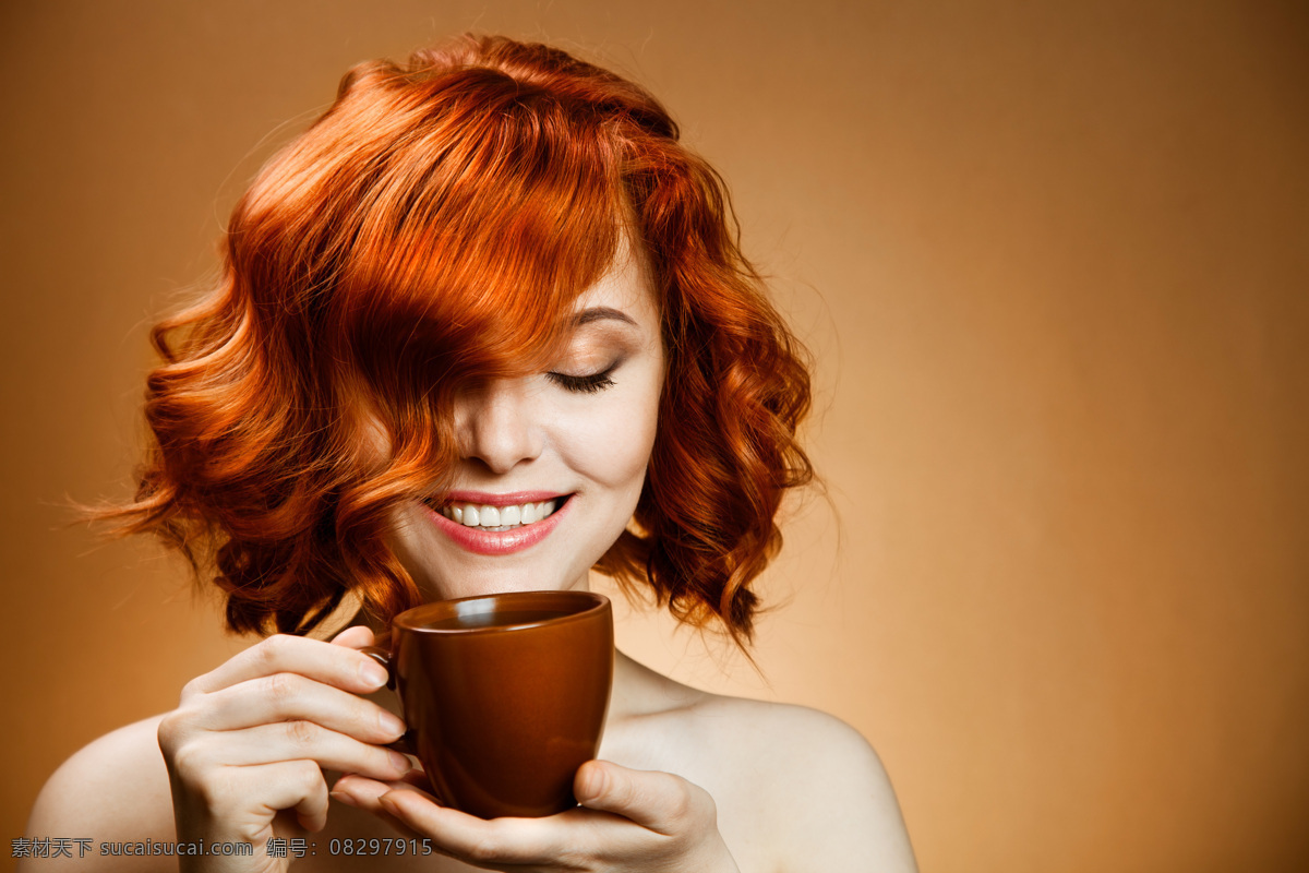 闻 咖啡 时尚 美女 时尚美女 性感美女 漂亮美女 喝咖啡 咖啡杯 香浓的咖啡 酒水饮料 餐饮美食 棕色