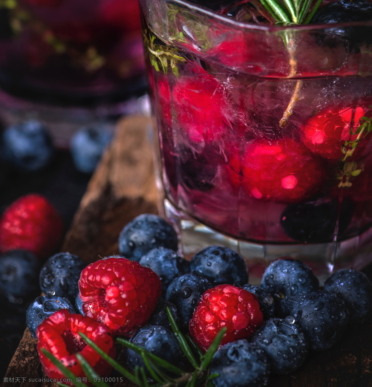 野草莓 草莓 山莓 蓝莓汁 健康饮品 水果海报背景 水果促销 水果 果汁 原创共享 餐饮美食