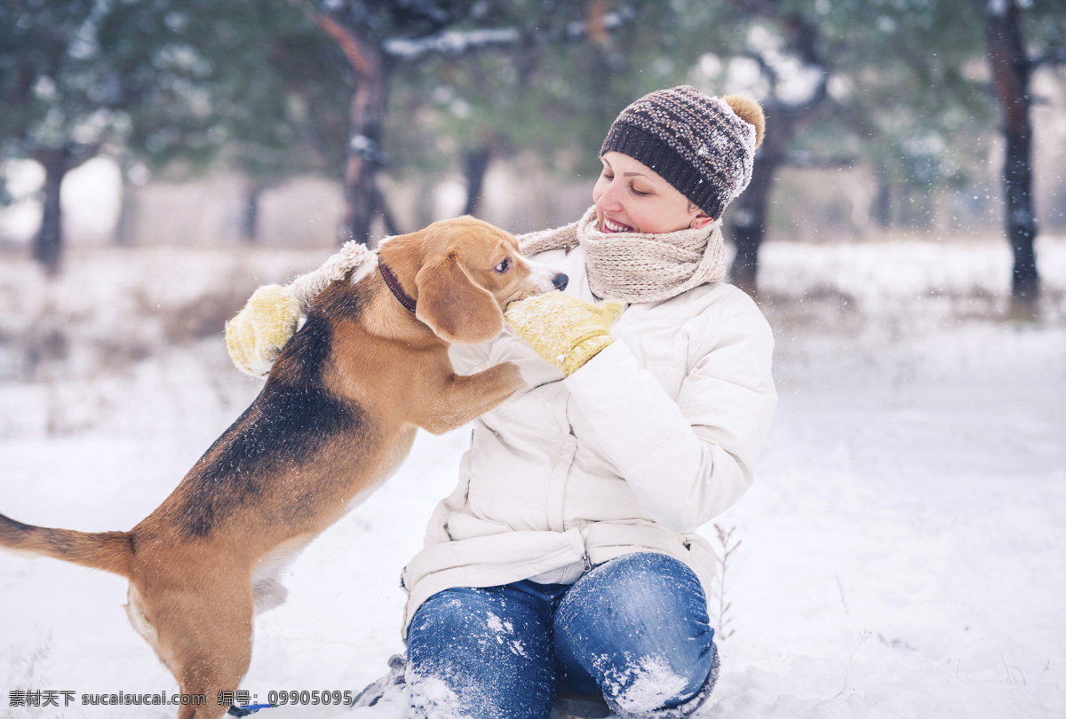 雪地 上 美女 小狗 宠物狗 外国女性 欧美女人 生活人物 人物图片