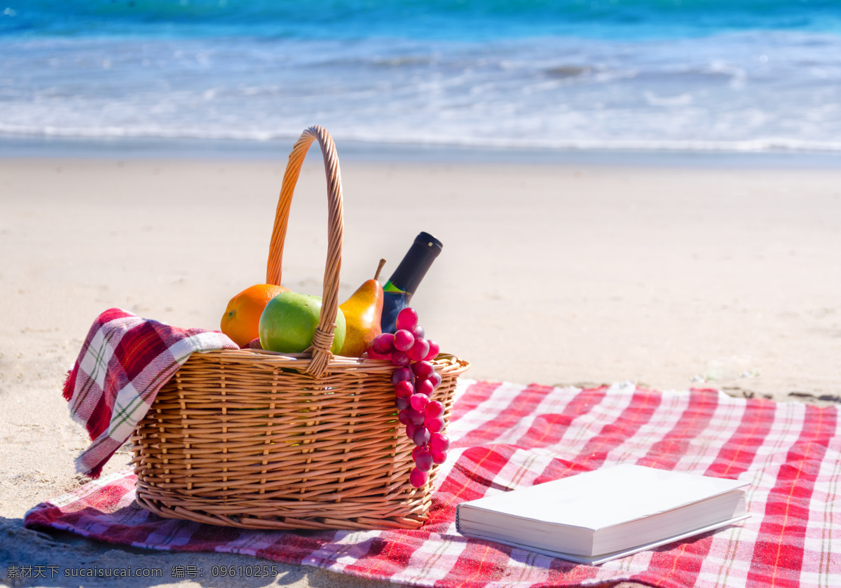 沙滩 上 竹篮 书本 野餐 海滩旅游 新鲜水果 红酒 其他类别 生活百科