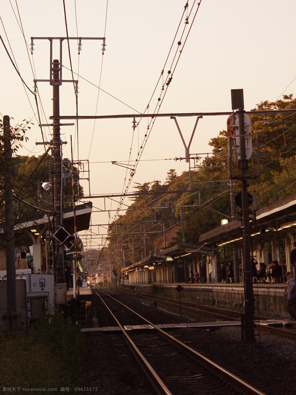 火车站台 铁轨 电线杆 树木 乘客 人物 怀旧 天空 其他图片 自然景观 自然风景