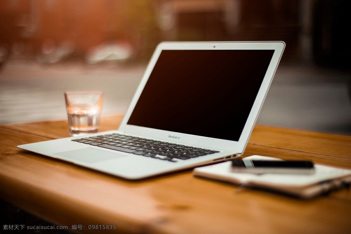桌子 上 苹果 笔记本 电脑 mac air 现代科技