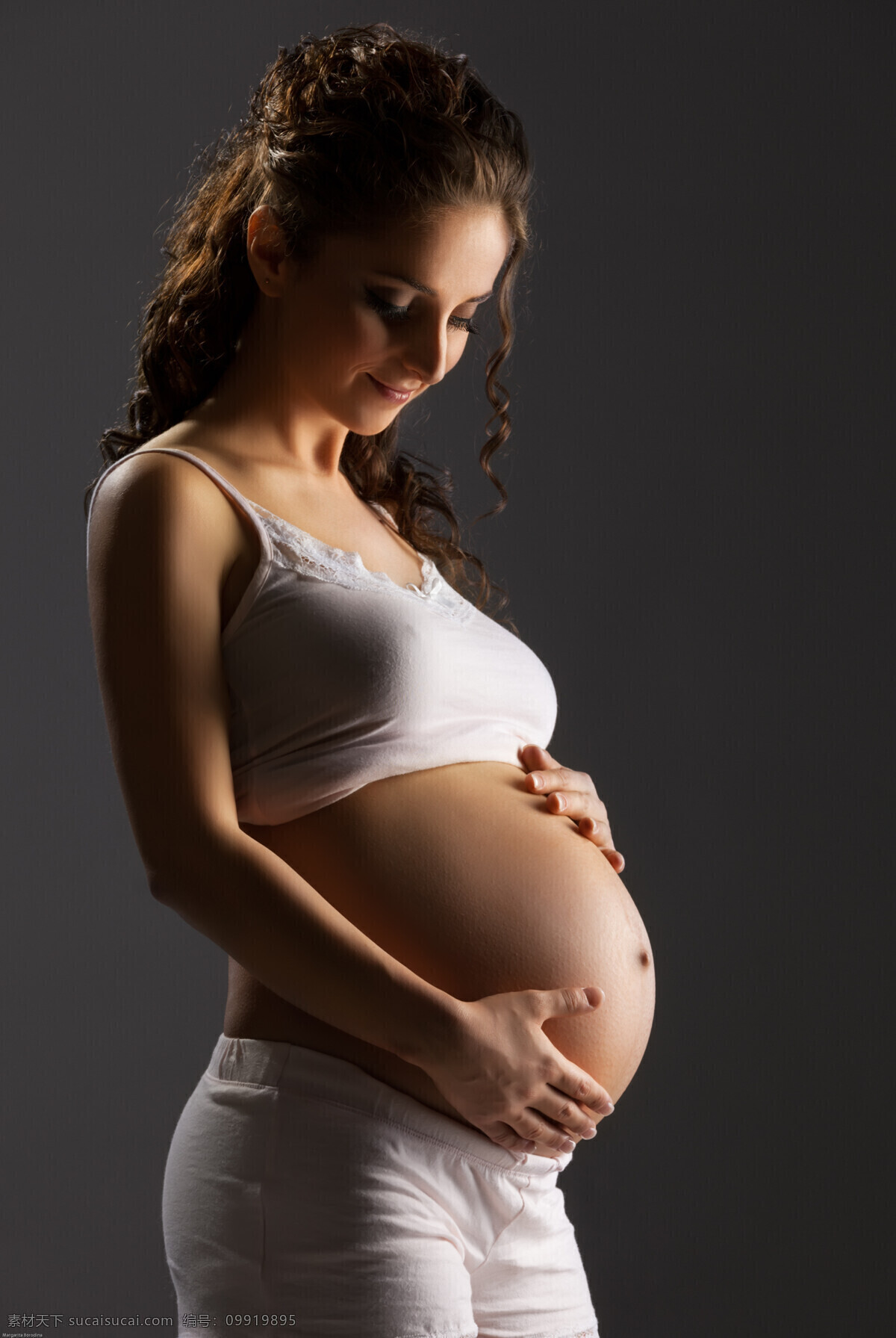 摸 肚子 孕妇 摸着肚子 长发女子 外国人 人物 美女图片 人物图片