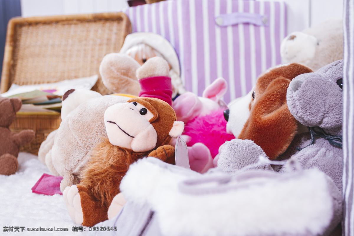 床上 猴子 玩具 毛绒玩具 儿童玩具 玩具熊 动物玩具 布偶玩具 室内设计 环境家居 白色