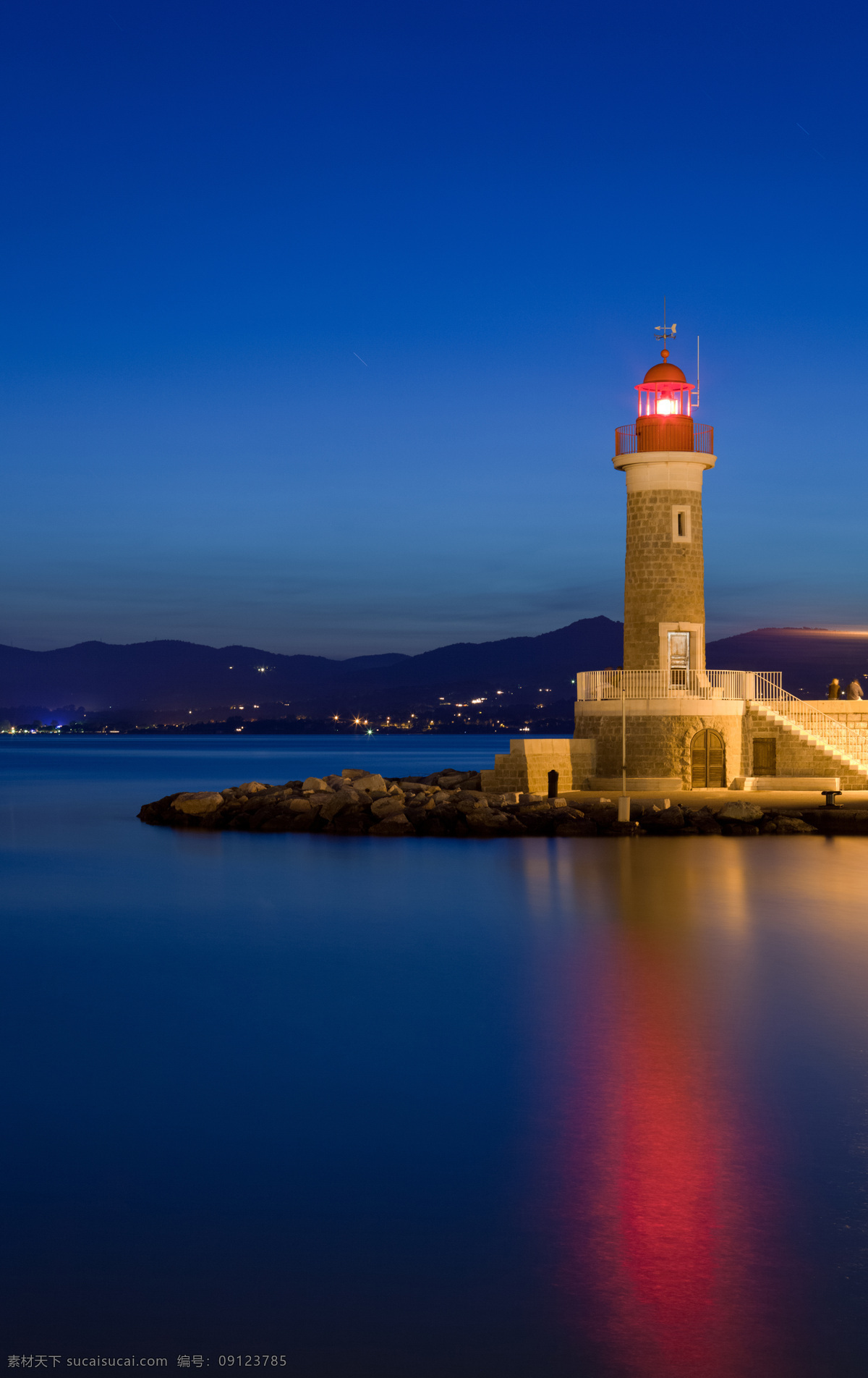 夜晚 海面 上 灯塔 建筑 大海 傍晚 晚上 梦幻 美丽风景 景色 美景 摄影图 旅游 著名景点 风景旅游区 高清图片 其他类别 环境家居
