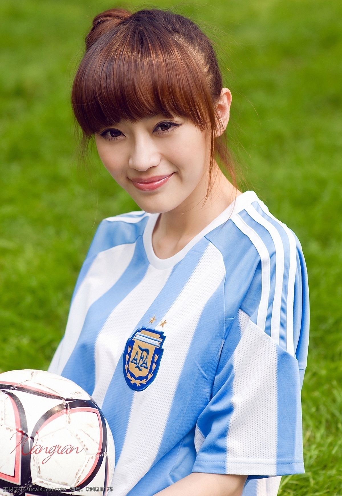 足球宝贝 阿根廷 草地 美女 女性女人 人物图库 微笑 足球 球衣 矢量图 日常生活
