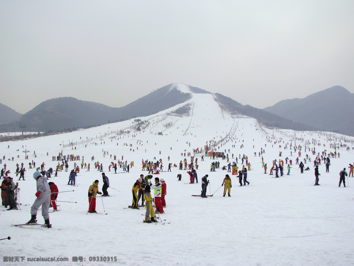 渔阳滑雪场 滑雪场 滑雪 滑雪人 雪场 山 阴天 山坡 滑道 滑坡 旅游摄影 国内旅游 摄影图库
