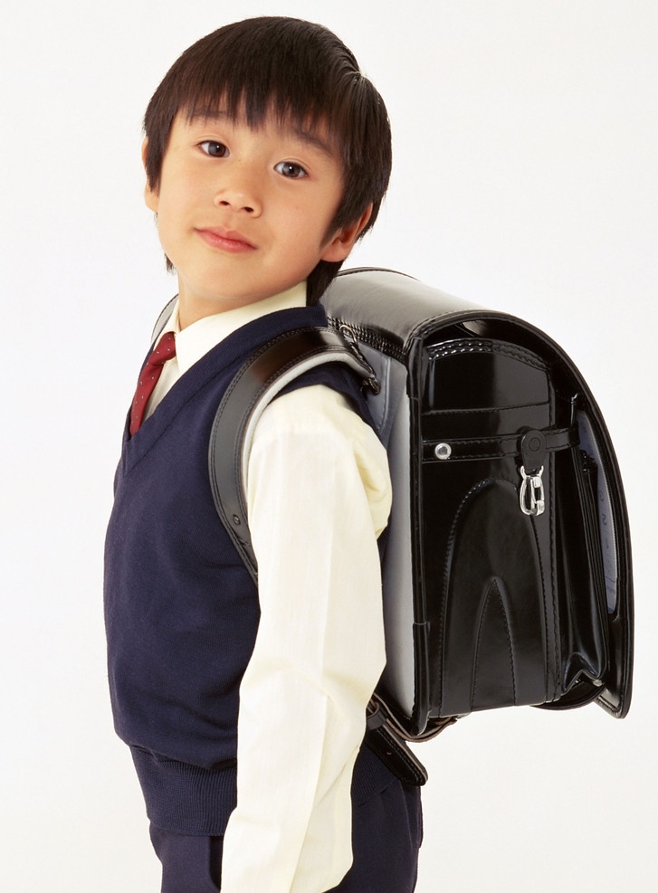 穿着 校服 背着 书包 小学生 小帅哥 小男孩 儿童 幼儿 孩子 可爱 儿童动作 孩子动作 儿童表情 孩子表情 小孩表情 小学生主题 儿童幼儿 人物图库