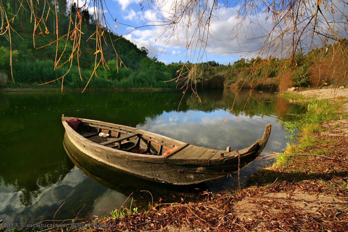 湖边 睥 小 木船 小船 舱只 湖泊 湖水 湖面 倒影 美丽风景 风景摄影 景色 美景 山水风景 风景图片