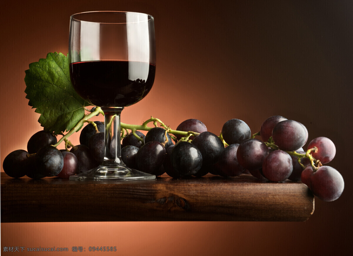 葡萄酒 新鲜 葡萄 新鲜水果 红酒 高脚杯 酒杯 酒类图片 餐饮美食