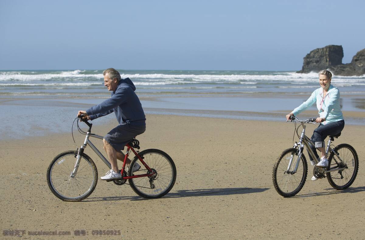 沙滩 骑车 老人 设计素材 高清jpg 意气风发 运动的老人 健康 硬朗的老人 海边 微笑的老人 骑自行车 夫妻 浪漫 男人 女人 沙滩骑车 老人图片 人物图片