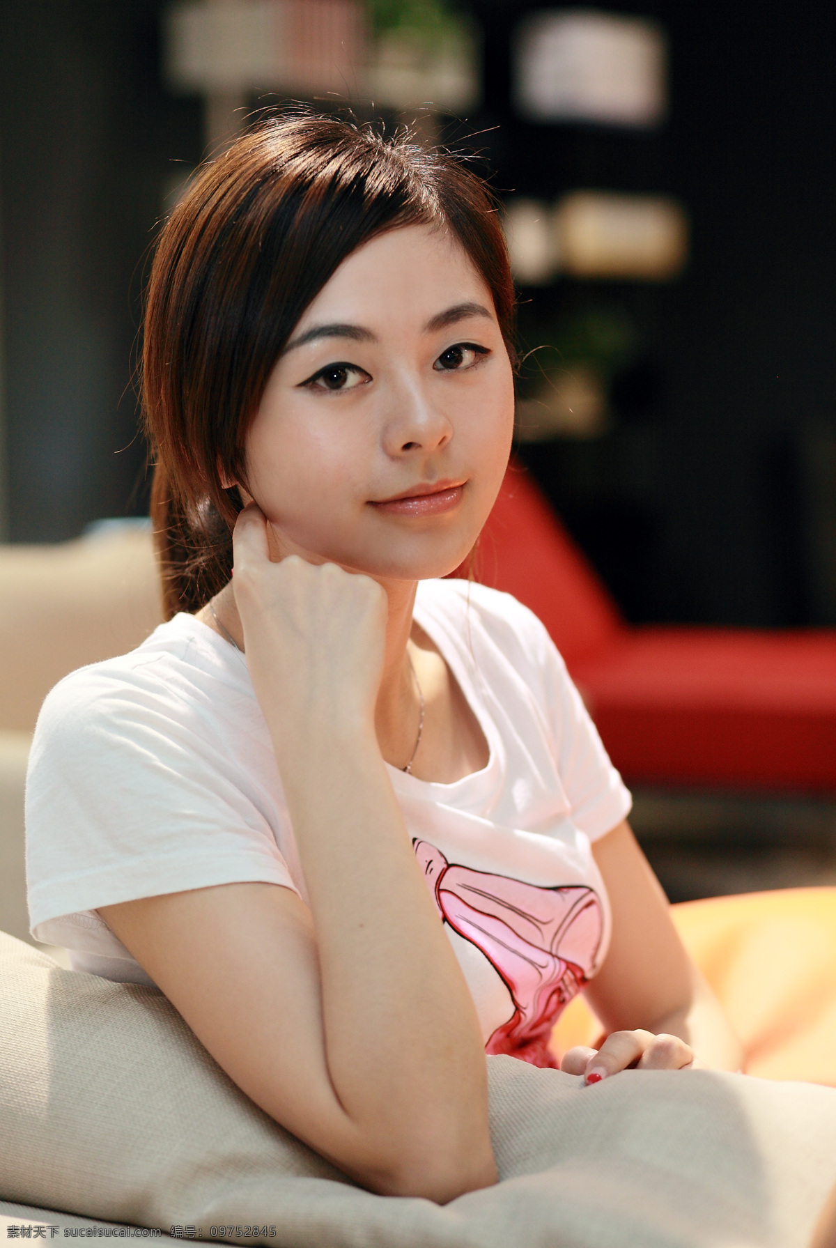 美女 人像 特写 头像 月星家居 低调 夜晚 沙发 淑女 端庄 人物摄影 人物图库