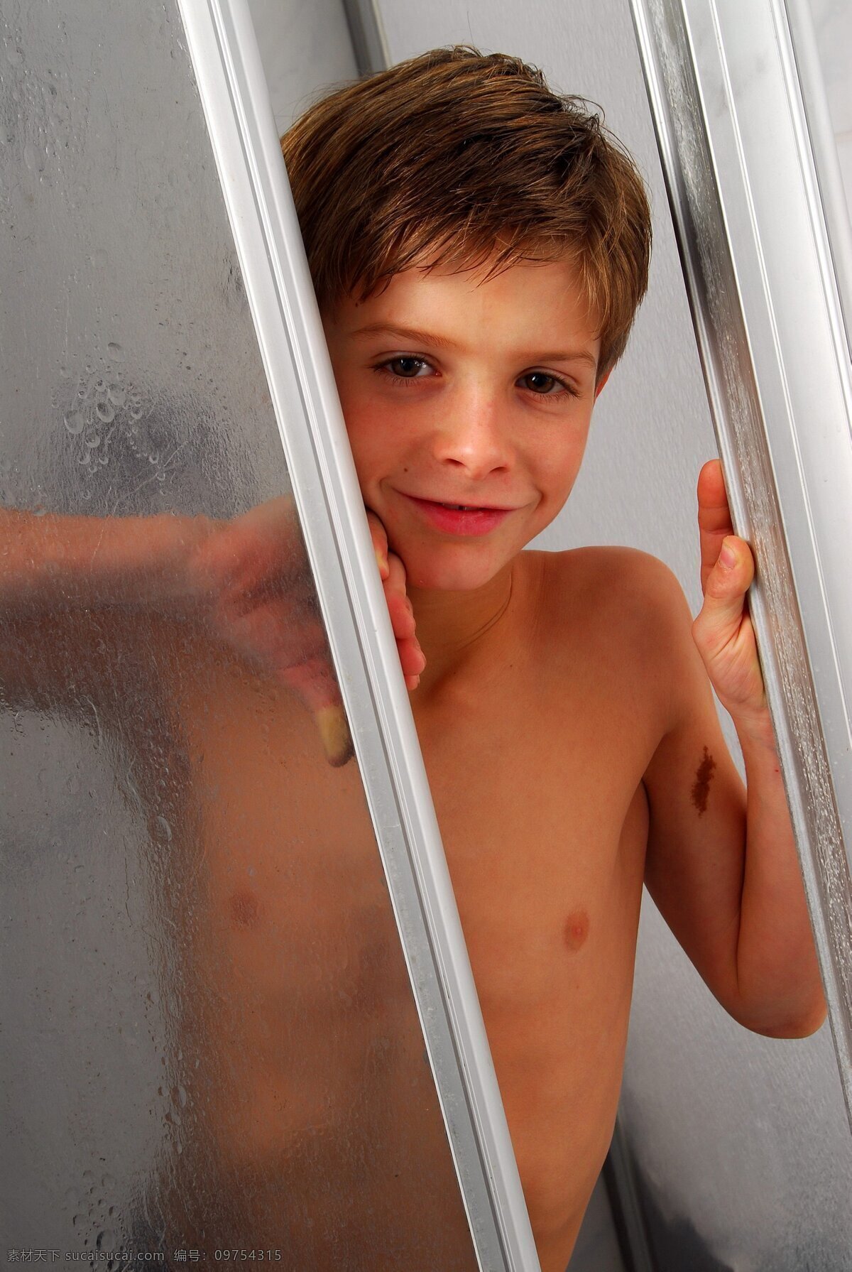 淋浴 间 外 看 男孩 洗澡 小男孩 欧美男孩 浴室 卫生间 微笑 可爱 孩子 少年儿童 卫生 帅气 模特 小模特 洗漱 儿童幼儿 人物图库