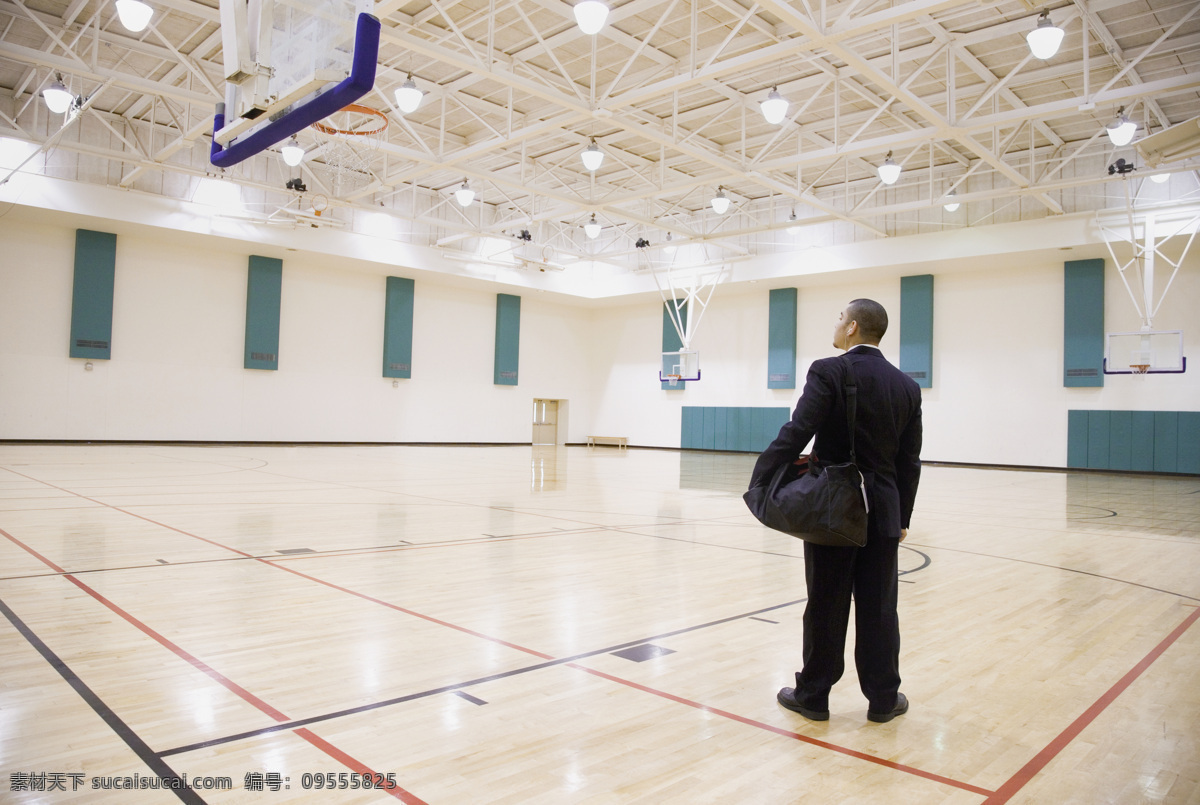 室内 篮球场 室内篮球场 运动员 看台 网架 木地板 篮筐 主席台 外国男人 男人图片 人物图片