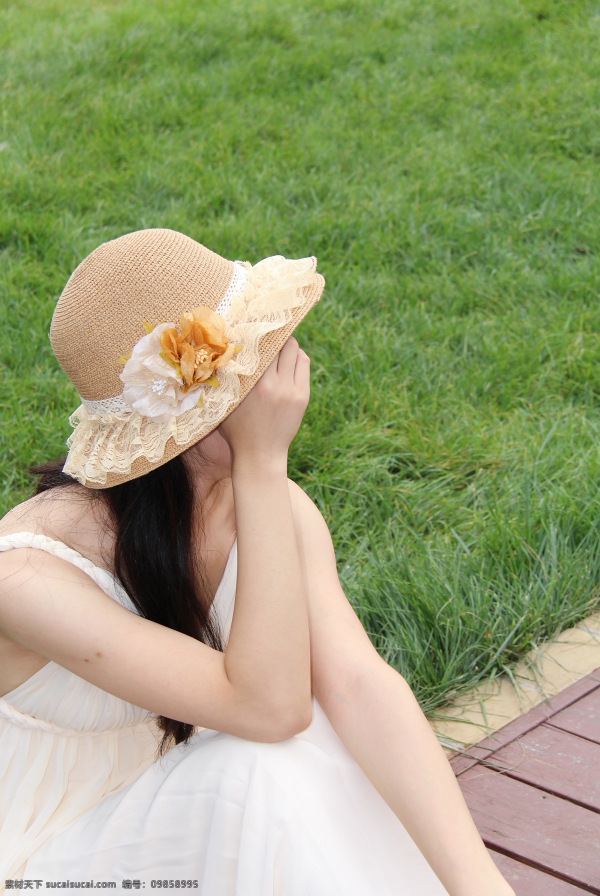 女孩图片 女生图片 校园女孩 青涩 捂脸 阳光 青春 活力 草地 人物摄影 人物图片 校园生活 女性女人 人物图库