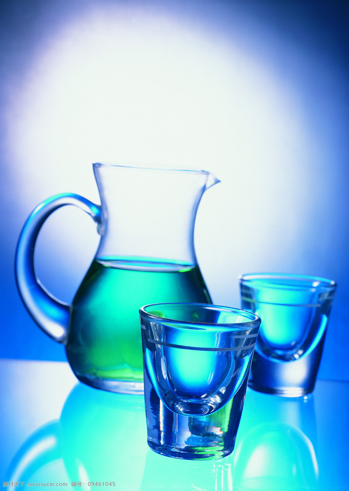 酒瓶 酒杯 酒水 饮料 清水 玻璃 透明 桌子 高清图片 酒类图片 餐饮美食