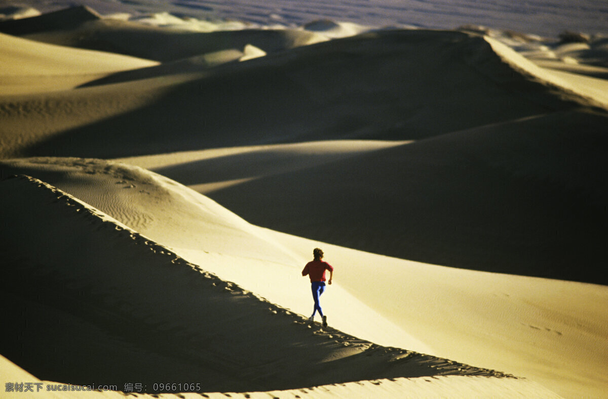 沙漠 上 跑步 人 运动 健身 锻炼 生活人物 人物图片