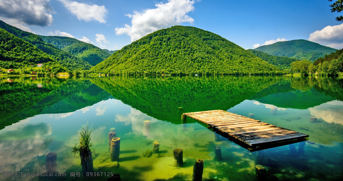 国外风景摄影 群山 绿色 倒影 木栈道 水草 蓝天 白云 电脑桌面屏保 自然景观 自然风景
