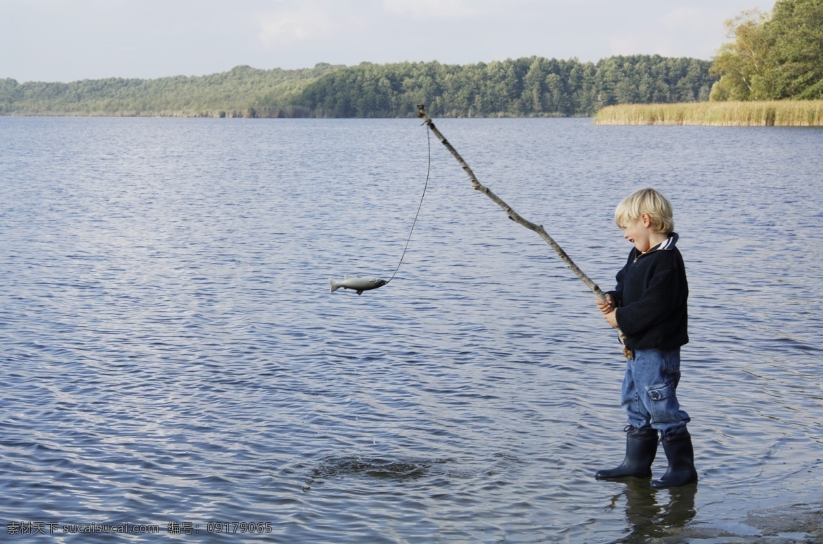 河边 钓鱼 小 儿童 男孩 开心 玩耍 人物 人物摄影 人物素材 国外儿童 儿童图片 人物图片