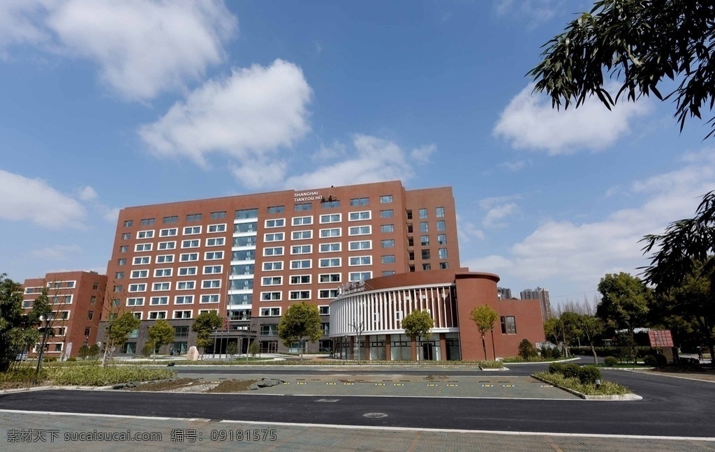 上海 同济大学 天佑医院 看病治病 医疗机构 新颖大楼建筑 宏伟 气派 道路 树木 蓝天白云 景观 旅游随拍 上海風光 旅游摄影 国内旅游